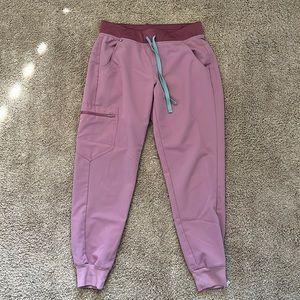 Small petite Zamora Figs scrub pants in mineral mauve